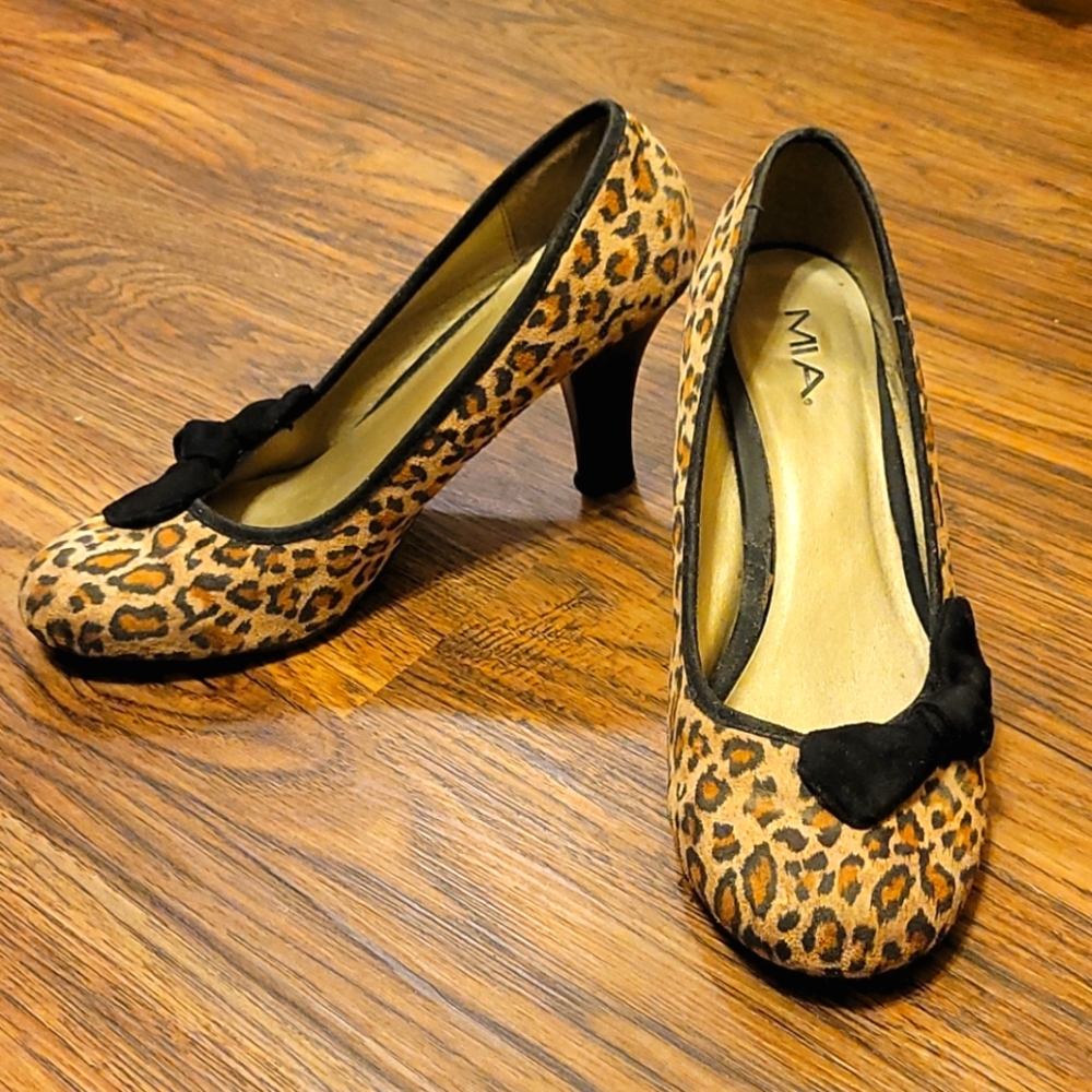 Leopard print snub-toed pumps, sz 10M